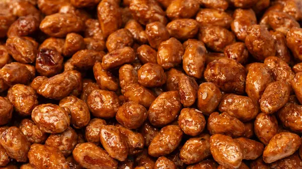 Arka planda lezzetli kavrulmuş fıstık var.. 