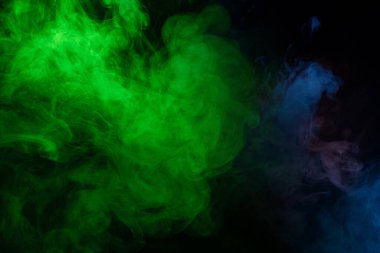 Siyah arka planda mavi ve pembe buhar. Boşluğu kopyala.