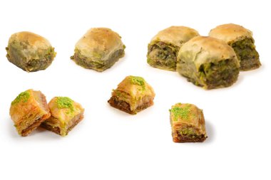Türk fıstıklı baklavası beyaz zemin üzerinde izole edilmiş. 