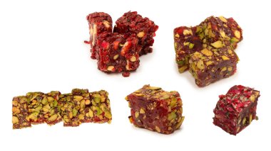 Nar ve fındıklı tatlı rulo, Türk tatlıları. Türk rahat beyaz zemin üzerinde izole.