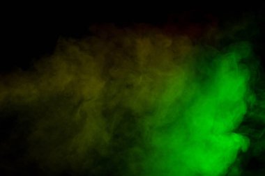 Siyah arka planda kırmızı ve yeşil buhar. Boşluğu kopyala.