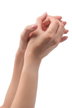 Beyaz arka planda çıplak manikürlü kadın elleri. 