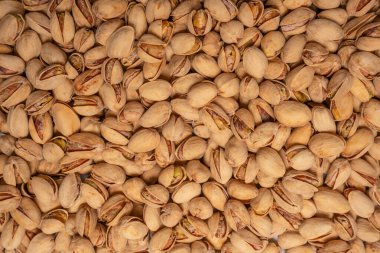 Beyaz arka planda izole edilmiş lezzetli fıstıklar..