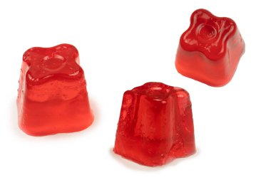 Beyaz arka planda izole edilmiş tatlı meyve jölesi.. 