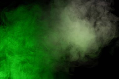 Siyah arka planda yeşil buhar. Boşluğu kopyala.