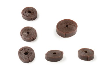 Doğal tatlı, beyaz arka planda izole edilmiş meyveli pastil. Doğal şeker, pastil rulosu.. 