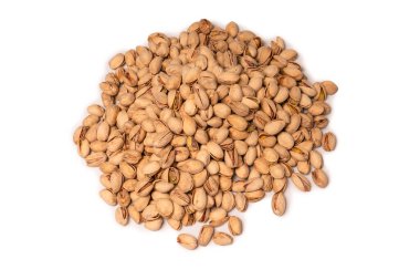 Beyaz arka planda izole edilmiş lezzetli fıstıklar..