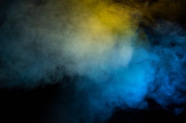 Siyah arka planda mavi ve sarı buhar. Boşluğu kopyala.