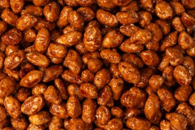 Arka planda lezzetli kavrulmuş fıstık var.. 