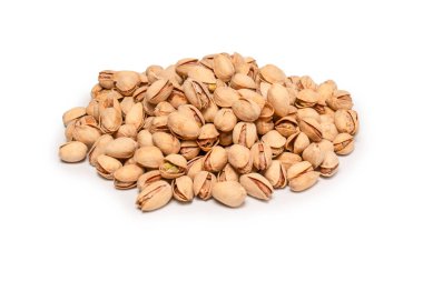 Beyaz arka planda izole edilmiş lezzetli fıstıklar..