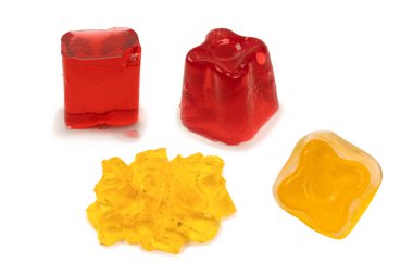 Beyaz arka planda izole edilmiş tatlı meyve jölesi.. 