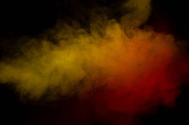 Siyah arka planda turuncu ve kırmızı buhar. Boşluğu kopyala.