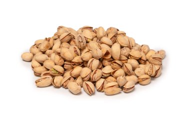 Beyaz arka planda izole edilmiş lezzetli fıstıklar..