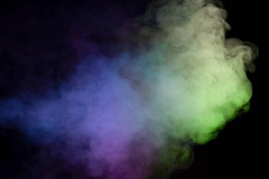 Siyah arka planda yeşil ve beyaz buhar. Boşluğu kopyala.