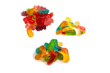 Beyaz arka planda izole edilmiş çeşitli renkli jelibon şekerler. Üst Manzara. Jöleli şekerler.