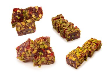 Nar ve şam fıstıklı tatlı rulo, Türk tatlıları. Türk rahat beyaz zemin üzerinde izole.