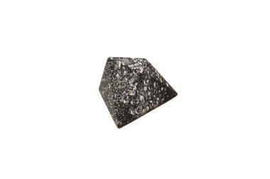 Değerli taşlar şeklinde çikolata şekerlemeleri, beyaz bir arka planda izole edilmiş mermer desenli.. 