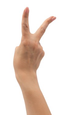 Beyaz arka planda çıplak manikürlü kadın elleri. 