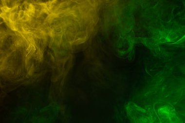 Siyah arka planda sarı buhar. Boşluğu kopyala.