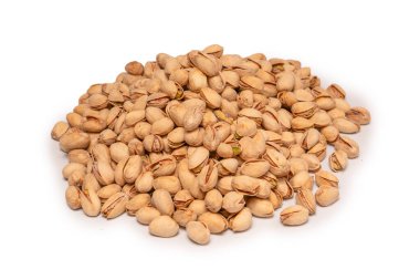 Beyaz arka planda izole edilmiş lezzetli fıstıklar..