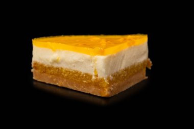 Siyah arkaplanda turuncu cheesecake. 