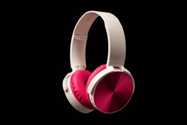 Siyah arkaplanda pembe ve beyaz kulaklıklar var.. 