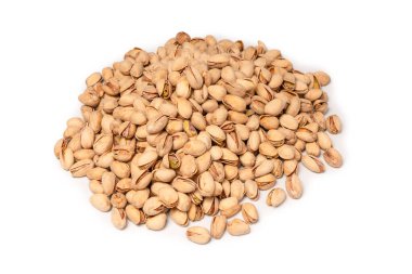 Beyaz arka planda izole edilmiş lezzetli fıstıklar..