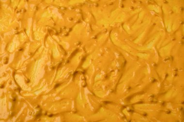 Sarı sos arka plan olarak sıçrıyor. Üst görünüm. 