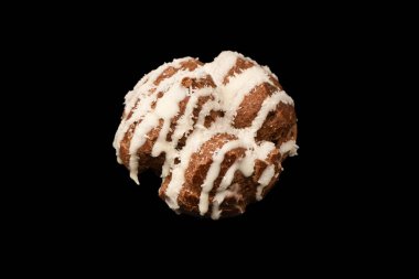 Siyah arka planda hindistan cevizi kremalı profiterol.. 