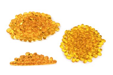 Beyaz zemin üzerinde izole edilmiş bir grup sarı kapsül. 