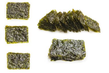 Nori yosunu beyazın üzerinde izole edilmiş. Üst görünüm