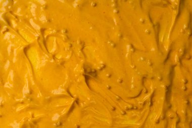 Sarı sos arka plan olarak sıçrıyor. Üst görünüm. 