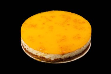 Beyaz arkaplanda izole edilmiş turuncu cheesecake. 