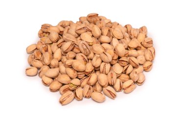 Beyaz arka planda izole edilmiş lezzetli fıstıklar..