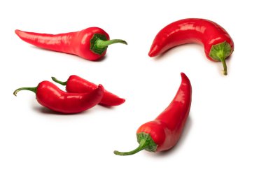 Kırmızı kırmızı kırmızı biber beyaz arkaplanda izole edilmiş.. 