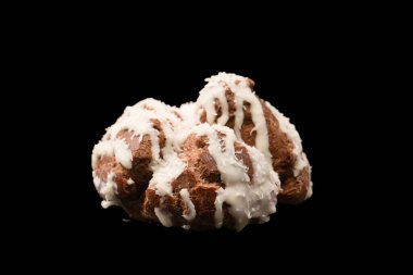 Siyah arka planda hindistan cevizi kremalı profiterol.. 