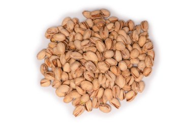 Beyaz arka planda izole edilmiş lezzetli fıstıklar..