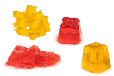 Beyaz arka planda izole edilmiş tatlı meyve jölesi. Jelatin küpleri.