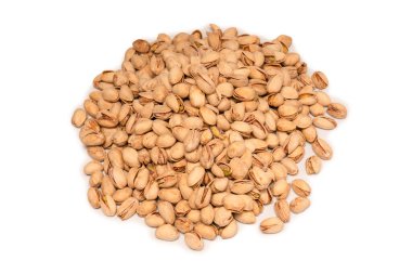 Beyaz arka planda izole edilmiş lezzetli fıstıklar..