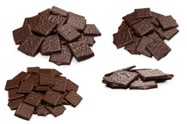 Beyaz arka planda izole edilmiş siyah çikolata şekerleri.. 