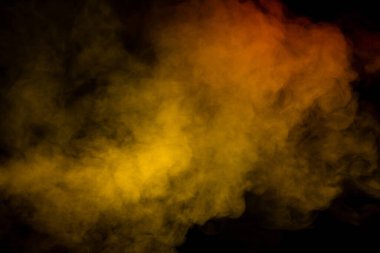 Siyah arka planda turuncu ve kırmızı buhar. Boşluğu kopyala.