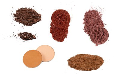 Makyaj malzemeleri. Kahverengi göz farı ezilmiş palet, beyaz arka planda izole edilmiş renkli göz farı tozu..