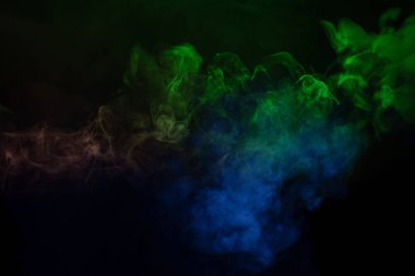 Siyah arka planda mavi ve pembe buhar. Boşluğu kopyala.