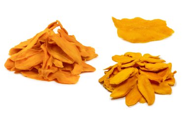 Beyaz arka planda izole edilmiş kuru, lezzetli mango dilimleri. Üst görünüm. 