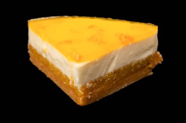 Beyaz arkaplanda izole edilmiş turuncu cheesecake. 