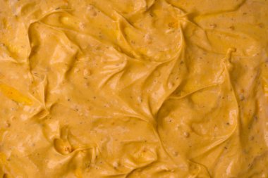 Sarı sos arka plan olarak sıçrıyor. Üst görünüm. 