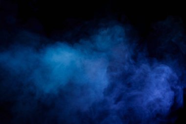 Siyah arka planda mavi ve yeşil buhar. Boşluğu kopyala.