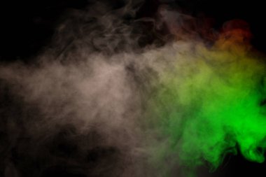 Siyah arka planda kırmızı ve yeşil buhar. Boşluğu kopyala.