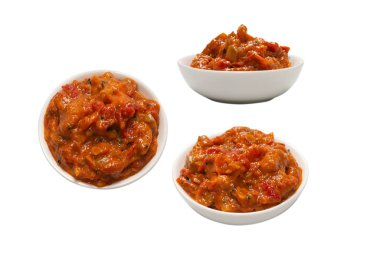 Beyaz arka planda izole edilmiş bir kasede sebze güveci.. 