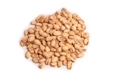 Beyaz arka planda izole edilmiş lezzetli fıstıklar..